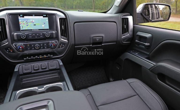 Đánh giá xe Chevrolet Silverado 1500 2017 về bảng điều khiển trung tâm.