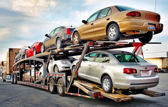 Các mẫu xe liên tục giảm giá khuyến mãi thu hút khách hàng.