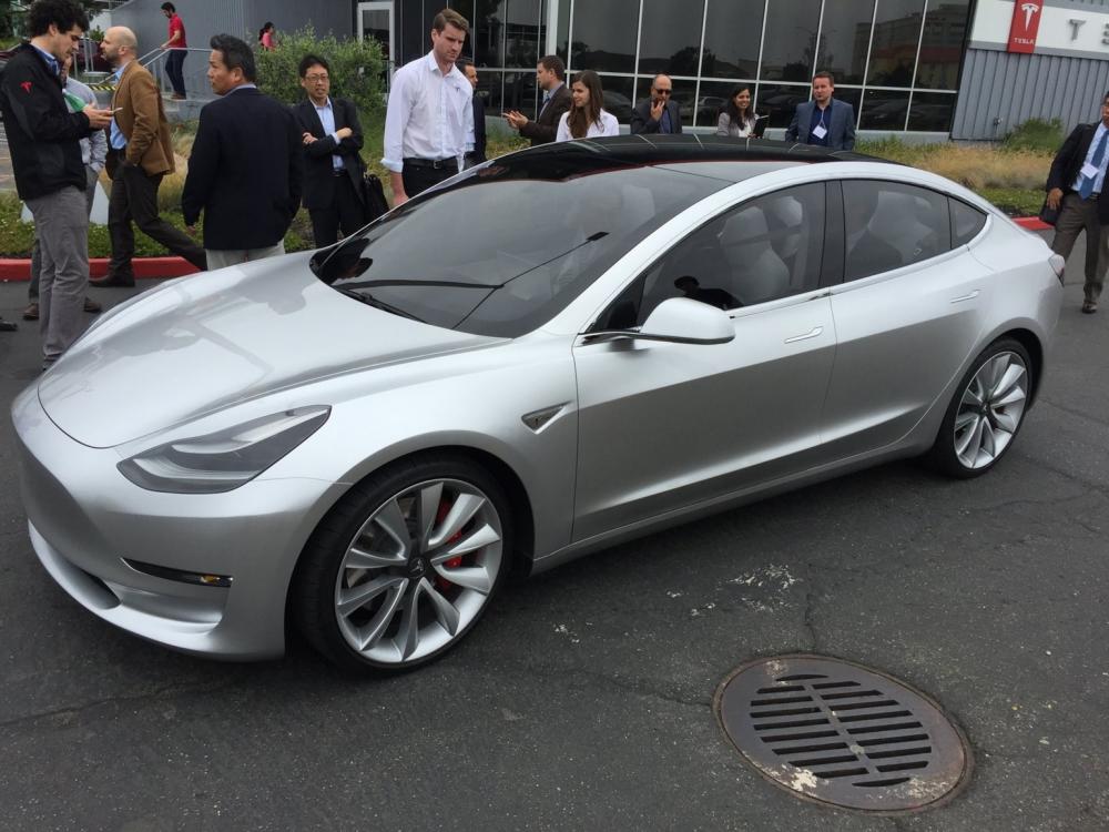 Bất chấp động thái hạn chế bán hàng, đơn đặt xe Tesla Model 3 ngày càng tăng.