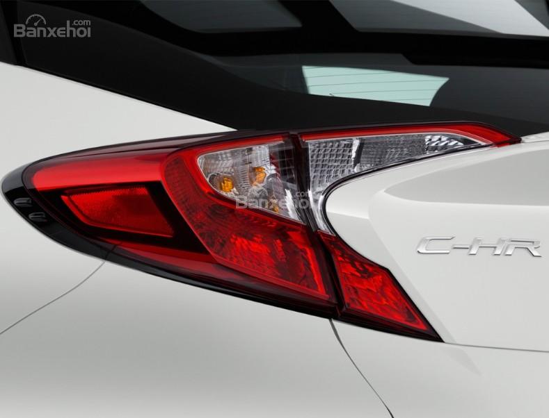 Đánh giá xe Toyota C-HR 2017: Đèn hậu tích hợp LED.