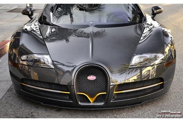 Bugatti Veyron Linea Vincero d''''''''Oro nổi bật với màu carbon điểm thêm chi tiết vàng. Bugatti Veyron Linea Vincero d''''''''Oro nổi bật với màu carbon điểm thêm chi tiết vàng