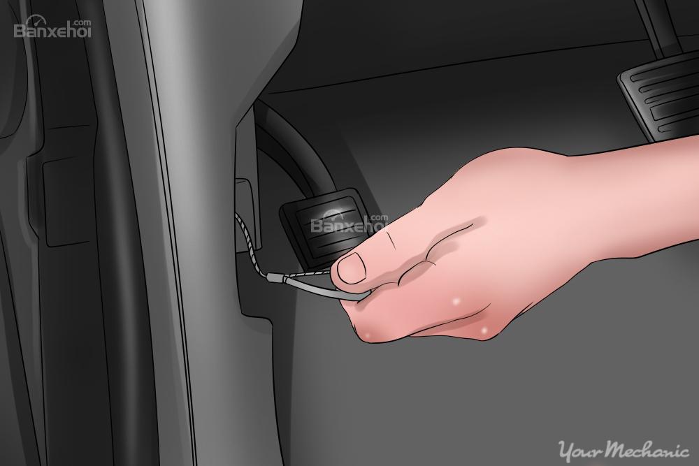 Mở nắp ca-pô khi chốt ca-pô bị hỏng a1