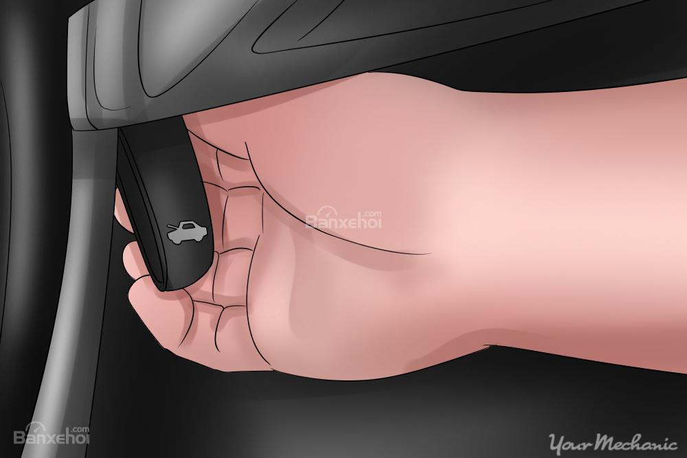  Mở nắp ca-pô bị kẹt a2