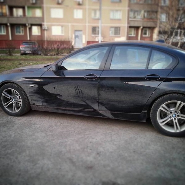 Tác phẩm của Golubev trên những chiếc xe bị phủ bụi 2 Tác phẩm của Golubev trên những chiếc xe bị phủ bụi 2.