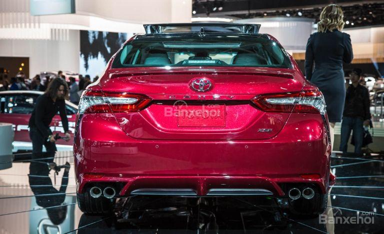 Đánh giá xe Toyota Camry 2018: Đuôi xe nhìn từ chính diện.