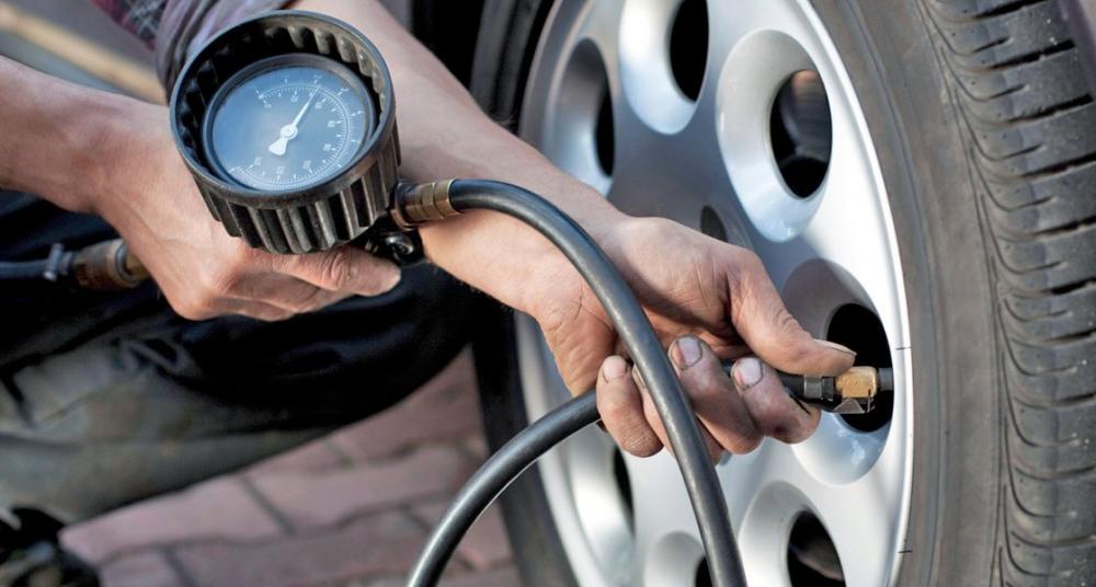 Lốp xe cần được kiểm tra thường xuyên Lốp xe cần được kiểm tra thường xuyên.