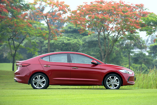 Hyundai Elantra giảm 50 triệu.