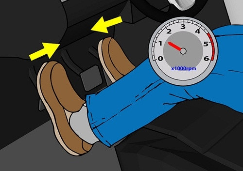 Không nên gài thắng tay khi khởi hành ngang dốc vì khiến bạn tốn sức.