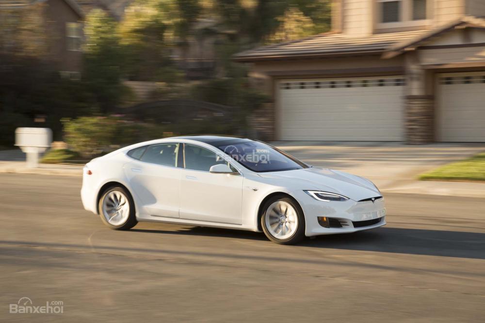 Chi phí bồi thường cao khiến mức bảo hiểm xe Tesla bị tăng thêm.