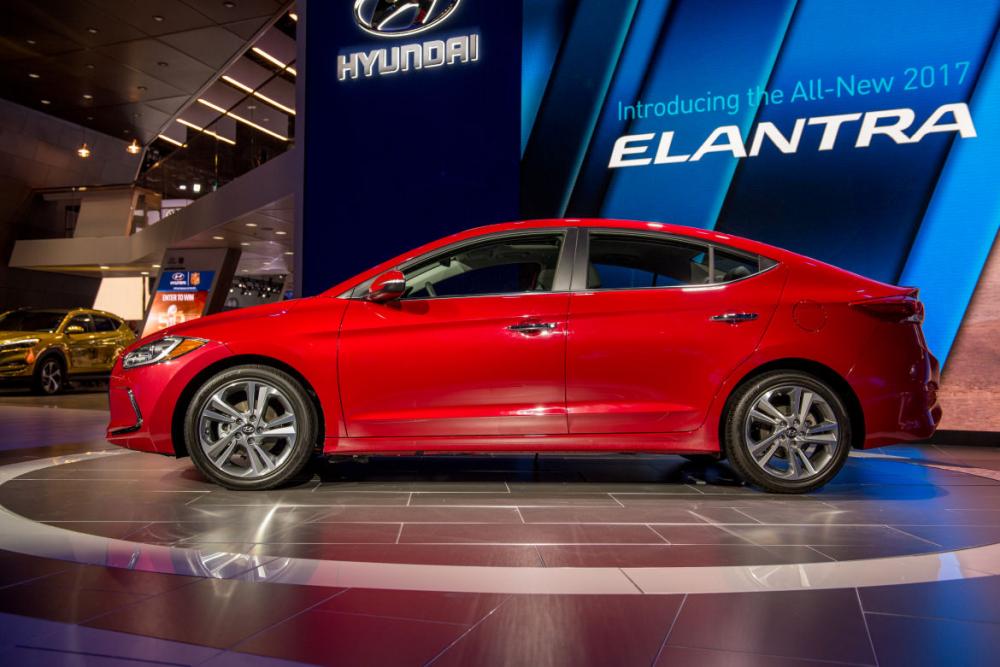 Hyundai Elantra 2017 mở bán tại Malaysia, giá từ 636 triệu.