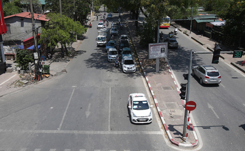 Dừng xe ở bóng râm xa đèn đỏ có thể bị phạt lỗi "dừng xe trên đường".