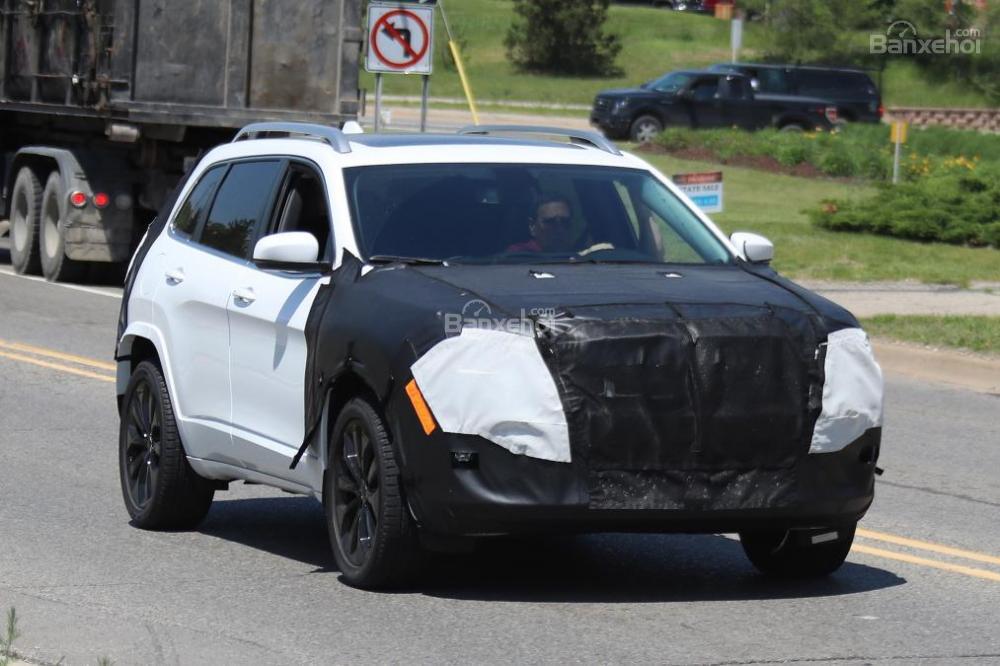 Jeep Cherokee facelift chạy thử với đầu xe mới.