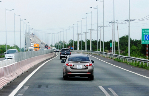 Trên đường 2 làn trở lên, tài xế có thể cho xe chạy về bên phải mà không phạm lỗi vượt phải Trên đường 2 làn trở lên, tài xế có thể cho xe chạy về bên phải mà không phạm lỗi vượt phải.