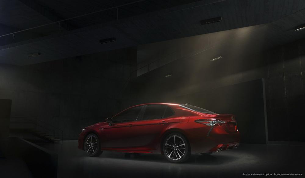 Đánh giá xe Toyota Camry 2018: Khoang hành lí.