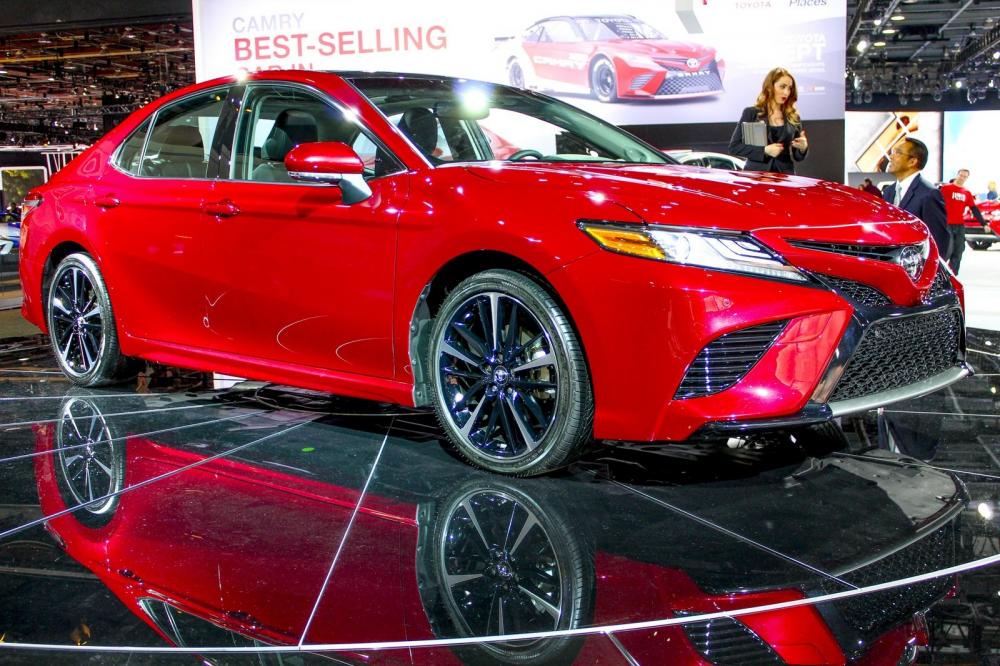 Đánh giá xe Toyota Camry 2018: Gương chiếu hậu.