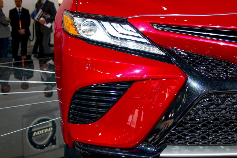 Đánh giá xe Toyota Camry 2018: Đèn pha.