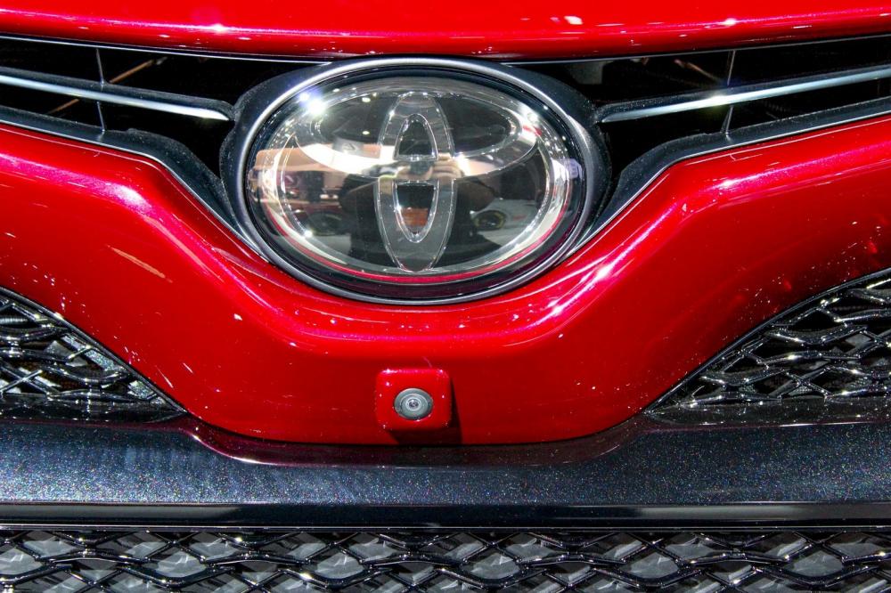 Đánh giá xe Toyota Camry 2018: Logo.