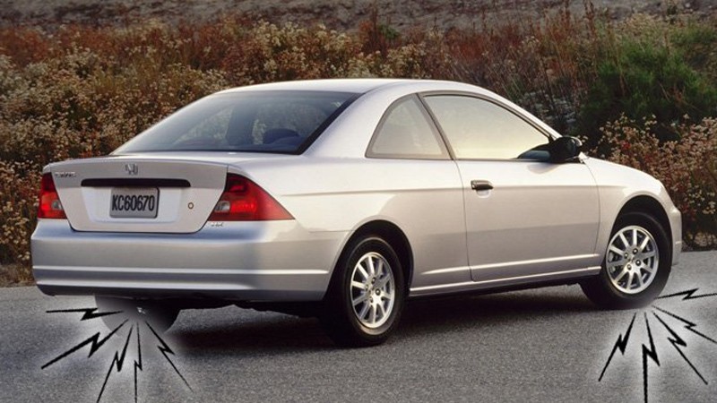 Bộ phận đệm vỡ gây nên va đập giữa các chi tiết kim loại.