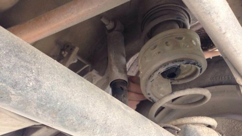 Treo ống xả thay vì gắn chặt lên thân xe.