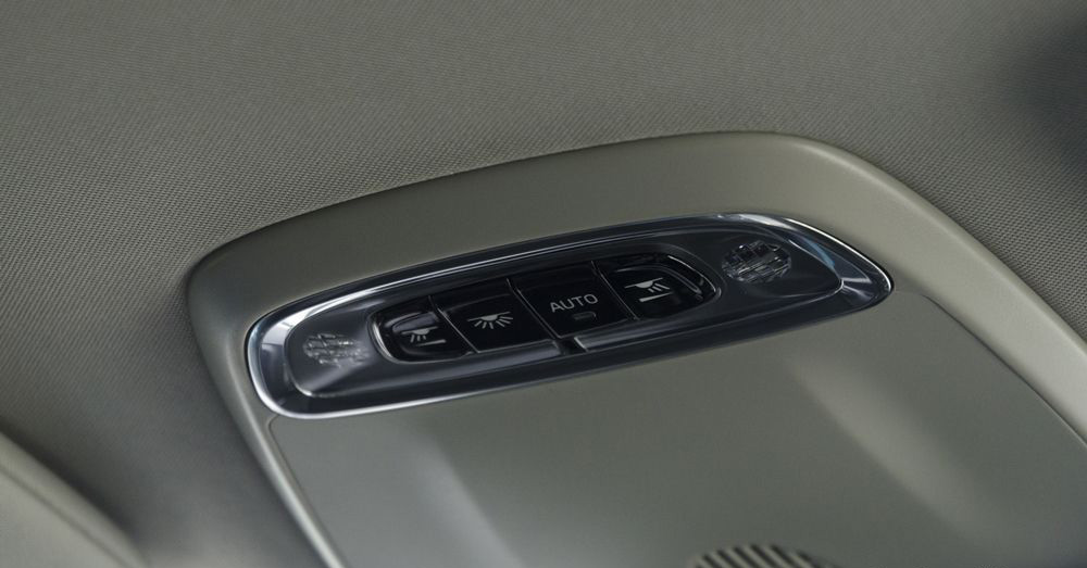 Đánh giá xe Volvo XC90 2017 có các công tắc điều khiển hệ thống đèn khu vực phía sau ghế lái.