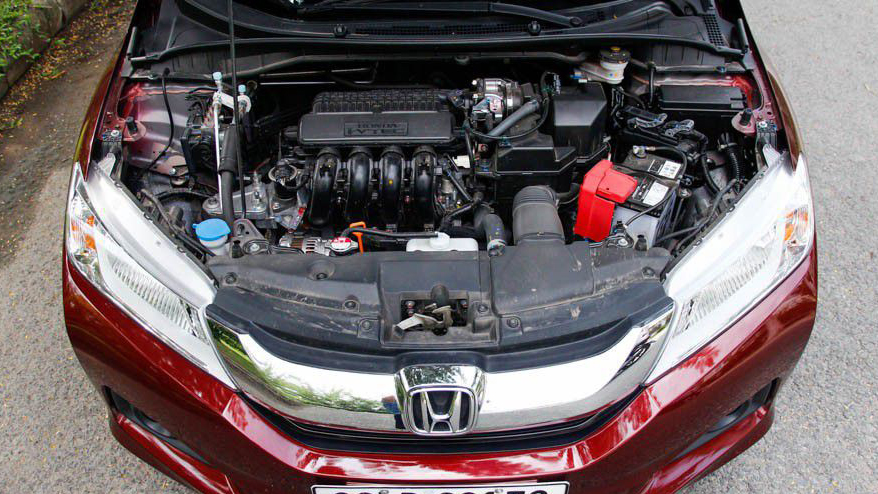 So sánh khả năng vận hành của Honda City 2017 và Mazda 2 Sedan: Mạnh mẽ và tiết kiệm.