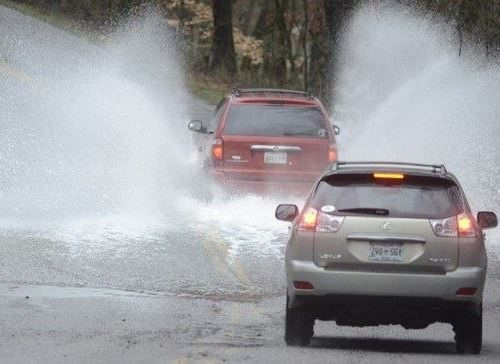 Lái xe hãy nắm vững những nguyên tắc khi lái xe trong điều kiện mưa bão Lái xe hãy nắm vững những nguyên tắc khi lái xe trong điều kiện mưa bão.