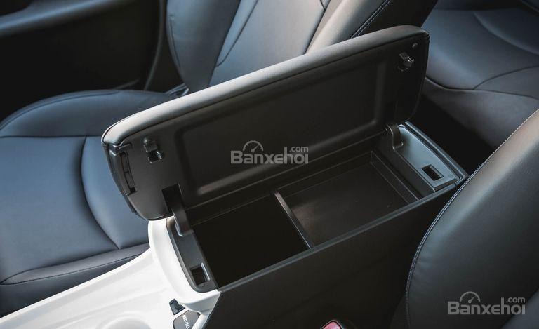 Đánh giá xe Toyota Prius 2017: Các hộc chứa đồ trong khoang cabin a2