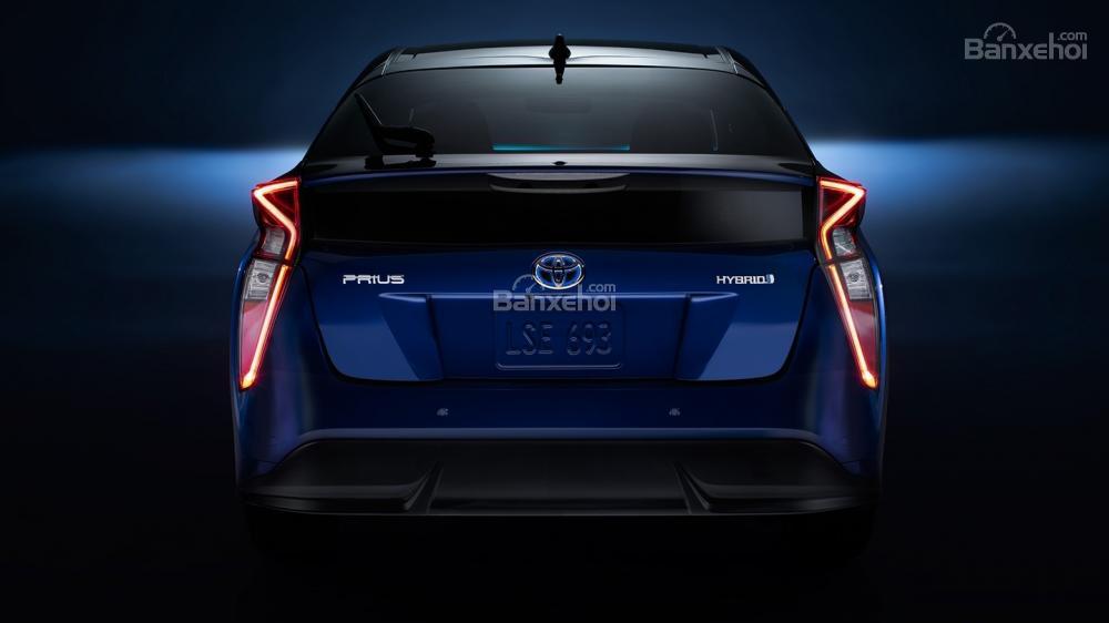 Đánh giá xe Toyota Prius 2017: Đuôi xe đặc trưng với hai đuôi nhỏ hình dấu phẩy quanh 2 góc cốp.