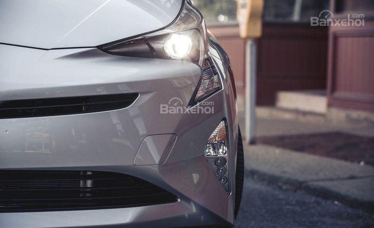 Đánh giá xe Toyota Prius 2017: Hệ thống đèn sương mù và đèn chạy ngày LED.