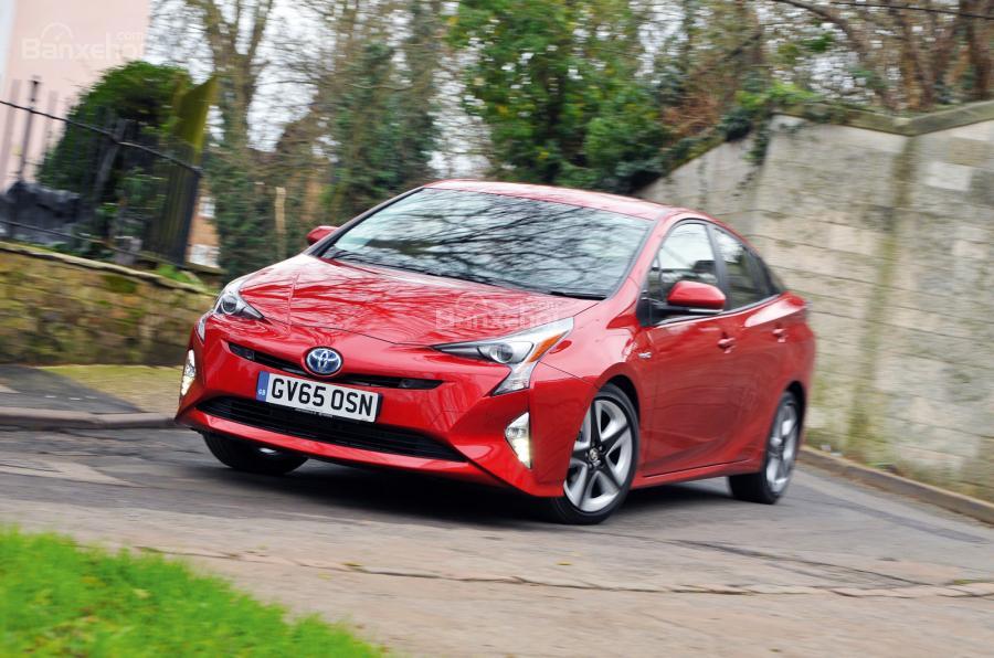 Đánh giá xe Toyota Prius 2017: Đầu xe thấp hơn, bóng bẩy hơn.