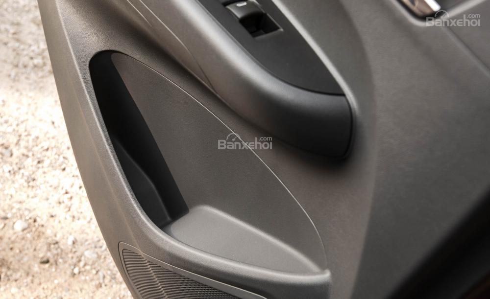 Đánh giá xe Chevrolet Bolt 2017: Hộc chứa đồ trong khoang cabin a3