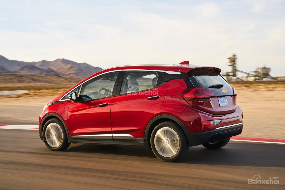 Chevrolet Bolt 2017 cho phản hồi nhanh, đầm chắc và bám đường tốt.