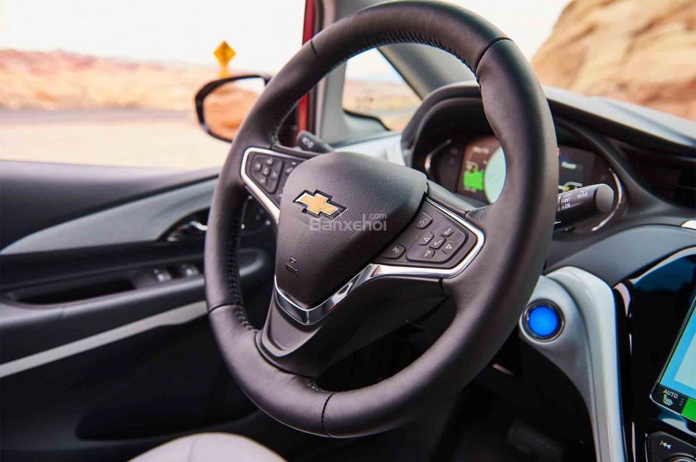 Đánh giá xe Chevrolet Bolt 2017: Vô-lăng 3 chấu tích hợp các nút điều khiển chức năng.