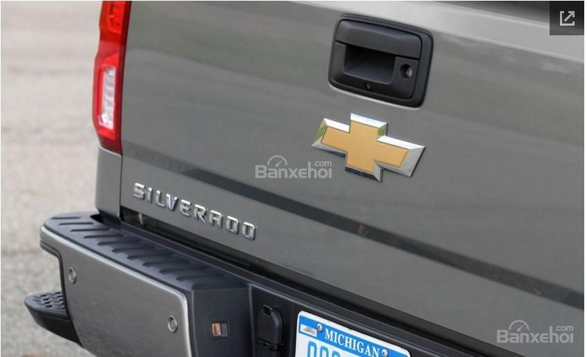 Đánh giá xe Chevrolet Silverado 1500 2017 về đuôi xe.