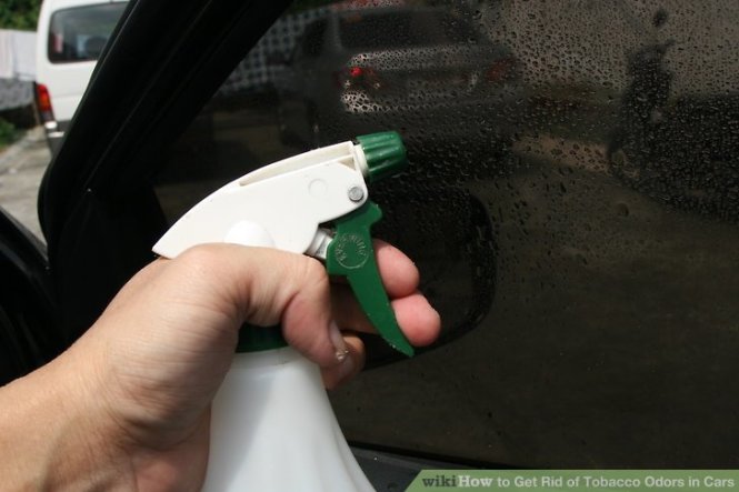 Lau nội thất của xe với hỗn hợp dấm và nước Lau nội thất của xe với hỗn hợp dấm và nước.