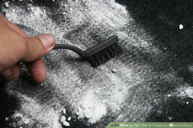 Sử dụng vải, bàn chải, hoặc thậm chí dùng tay để làm baking soda tán đều và thấm vào vải Sử dụng vải, bàn chải, hoặc thậm chí dùng tay để làm baking soda tán đều và thấm vào vải.