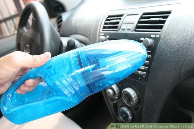 Dùng máy hút bụi, hút những hạt soda baking còn lại cùng với các hạt gây mùi xe Dùng máy hút bụi, hút những hạt soda baking còn lại cùng với các hạt gây mùi xe.