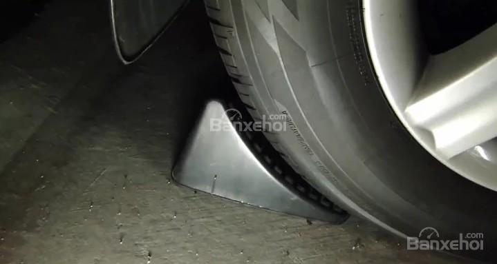 Hướng dẫn sử dụng chêm bánh xe ô tô 7