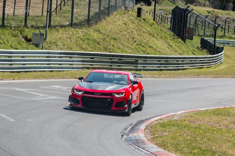 5 tên tuổi đình đám "hít khói" Chevrolet Camaro ZL1 1LE trên đường đua Nurburgring a1