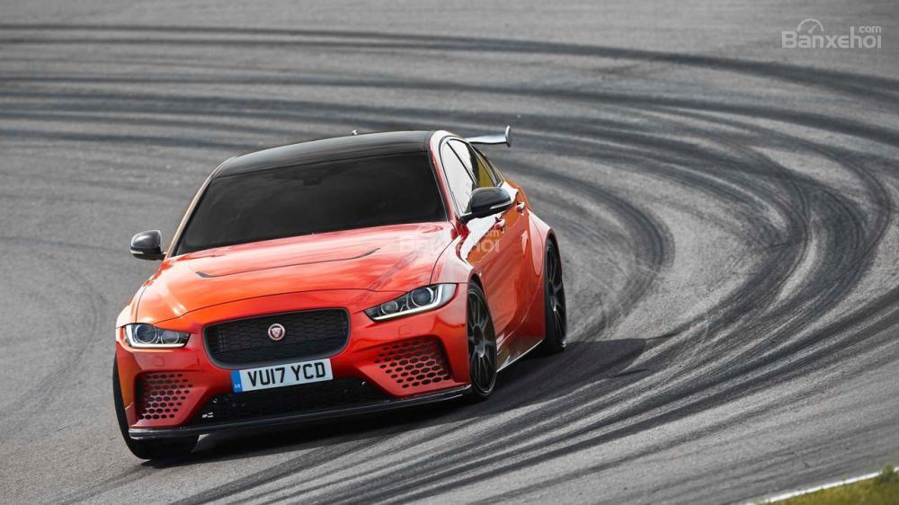 Jaguar XE SV Project 8 ra mắt, thách thức BMW M3.