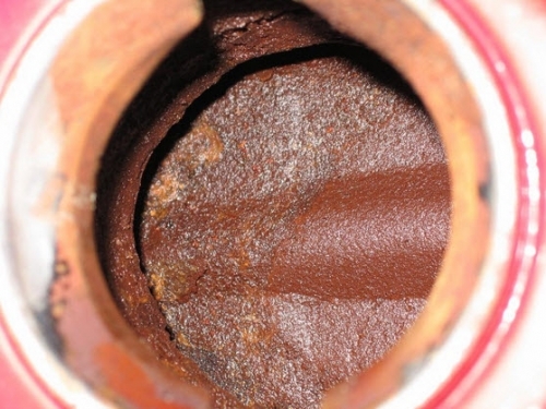 Cặn xăng sẽ tích tụ khi xe về vạch E thường xuyên.