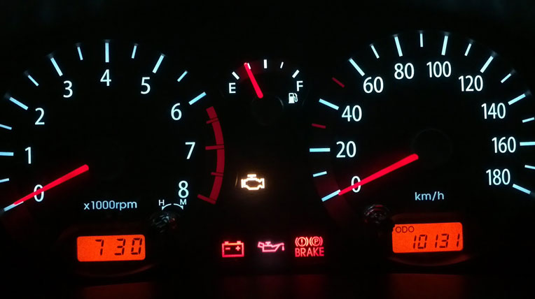 Với một số mẫu xe, trên biểu tượng cây xăng không đánh dấu mũi tên, vòi bơm nằm bên nào thì nắp xăng nằm bên đó Với một số mẫu xe, trên biểu tượng cây xăng không đánh dấu mũi tên, vòi bơm nằm bên nào thì nắp xăng nằm bên đó.