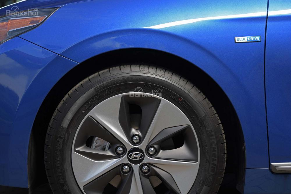 Đánh giá xe Hyundai Ioniq Hybrid 2017: La-zăng 5 chấu 15 inch tiêu chuẩn.