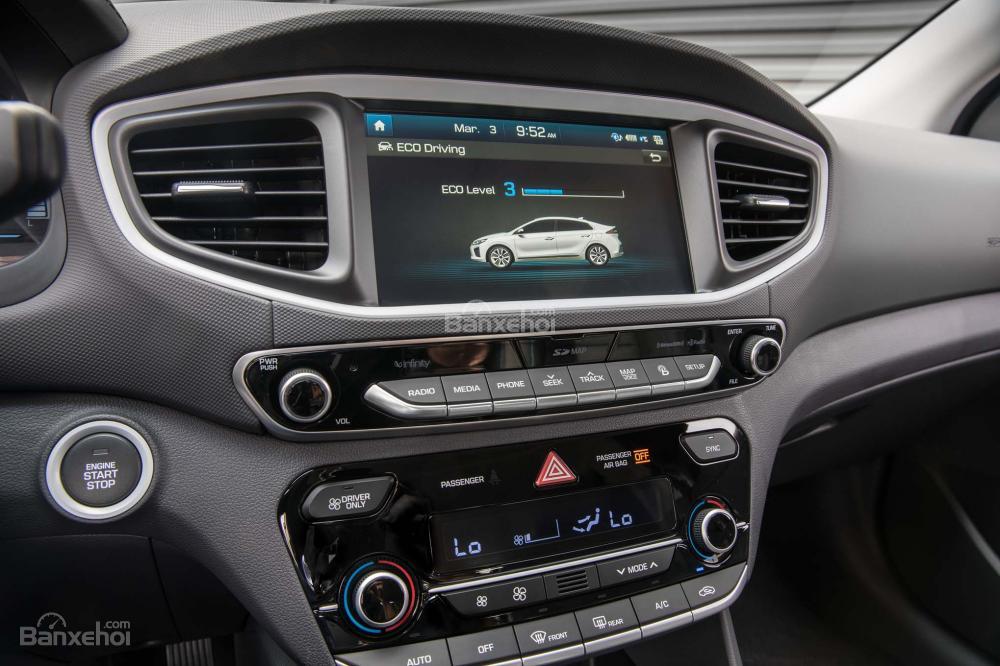 Hyundai Ioniq 2017 sở hữu màn hình thông tin giải trí 7 inch a3