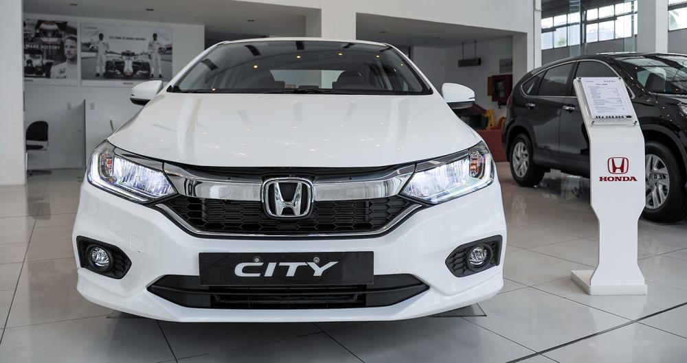 So sánh xe Honda City 2017 và Toyota Vios 2017 về đầu xe.