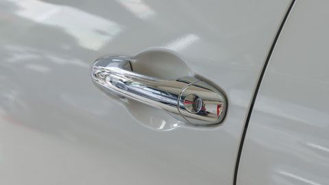 Đánh giá xe Toyota Hilux 2017: Tay nắm của mạ crom sáng bóng k8