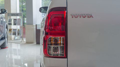 Đánh giá xe Toyota Hilux 2017: Đèn hậu mới d12