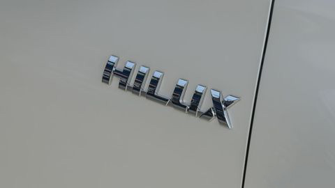 Đánh giá xe Toyota Hilux 2017: Logo xe bên sườn trẻ trung  t10