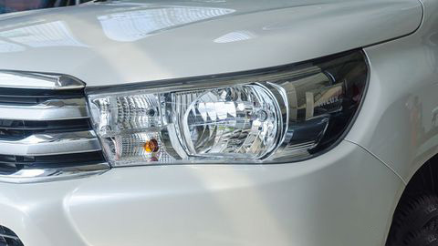 Đánh giá xe Toyota Hilux 2017: Thiết kế đèn pha trẻ trung m4
