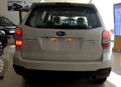 Subaru Forester chỉ một bên đèn sương mù sau có bóng (bên trái), bên còn lại không có Subaru Forester chỉ một bên đèn sương mù sau có bóng (bên trái), bên còn lại không có.